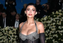 Бизнесвумен Кайли Дженнер у новогодней елки